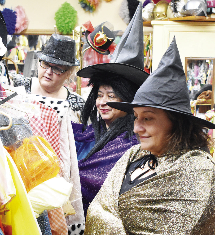 Getting ready for Halloween Clinton Daily News