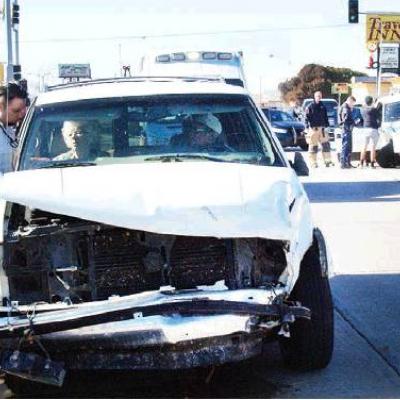 Elgin, Corn folks hurt in auto mishaps