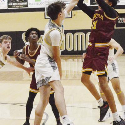 Clinton’s No. 11 Rufus Whiteman-Ellis takes a shot over the Woodward defender as Atticus Thompson blocks out another during the Reds’ game against the Boomers as a part of the final day of the Winter Classic Tournament CDN | Sam Goodwyn Fighting for every point