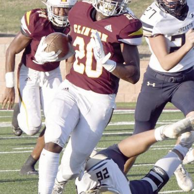Kyn’Tavion Hill breaks an attempted tackle by Aaron Delatore while Jackson Wilbanks chases him down and Javion Hill runs in the background. CDN | John Kinsey Reds down Kingfisher