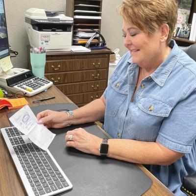 Donna Warnick reads the note she wrote to herself on Halloween of 2019 when she received a call from the hospital saying they had found a perfect heart match for her. CDN | Kelcie Hartley-Wolfe Sixteen months was worth the wait for Warnick