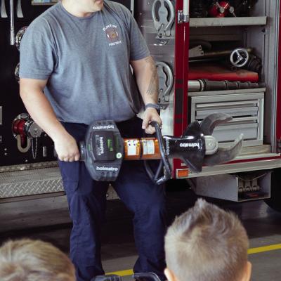 Firefighter Austin Long demonstrates the “Spreader” and “Cutter” to Western Oklahoma Christian School pre-k and kindergarten students at the Clinton Fire Department. CDN | Christian Jacobsen