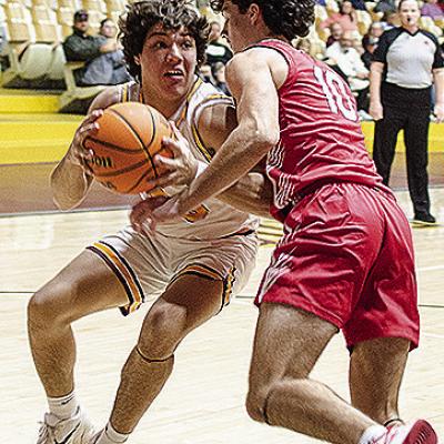 Clinton’s Easten Powell, left, drives through an Elgin defender during the Reds’ home win Tuesday against the Owls. CDN | Sam Goodwyn