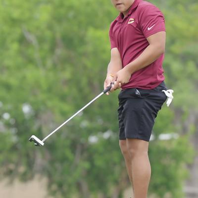 Clinton’s Sutton Hernandez putts on the final hole Wednesday during the Class 4A Regional Tournament in Elk City. CDN | Sam Goodwyn Clinton Reds golf sends one to state