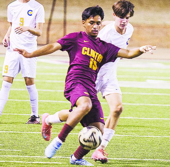 No. 15 Hector De La Fuente outraces the Classen defender during Clinton’s win Thursday over the Comets. CDN | Sam Goodwyn