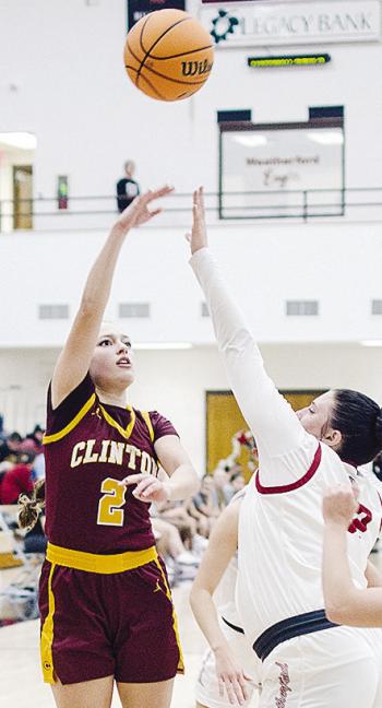 Clinton’s Paisley Ruyle passes the ball to an open teammate during the “Custer County Conflict” Tuesday in Weatherford. CDN | Sam Goodwyn