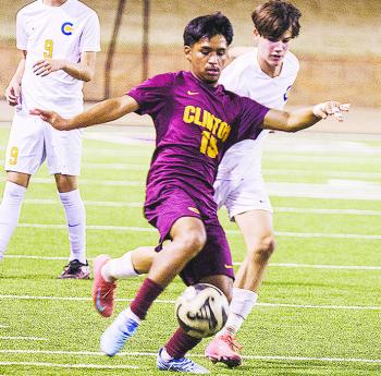 No. 15 Hector De La Fuente outraces the Classen defender during Clinton’s win Thursday over the Comets. CDN | Sam Goodwyn